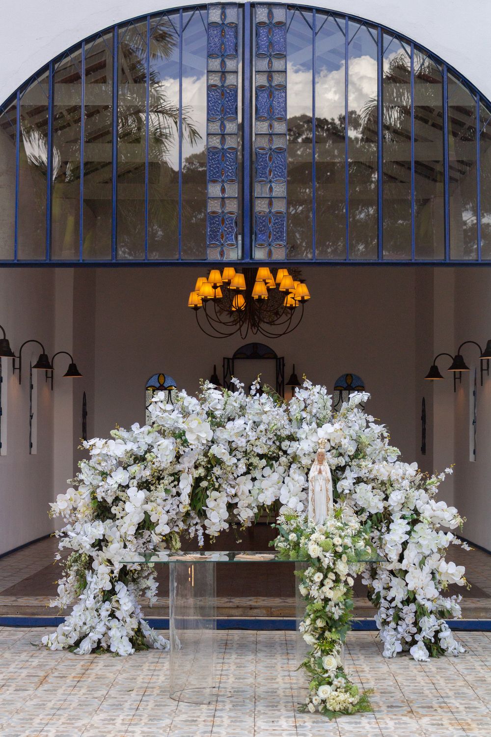 Beautiful floral arch at a São Paulo chapel featuring white flowers and elegant decor.